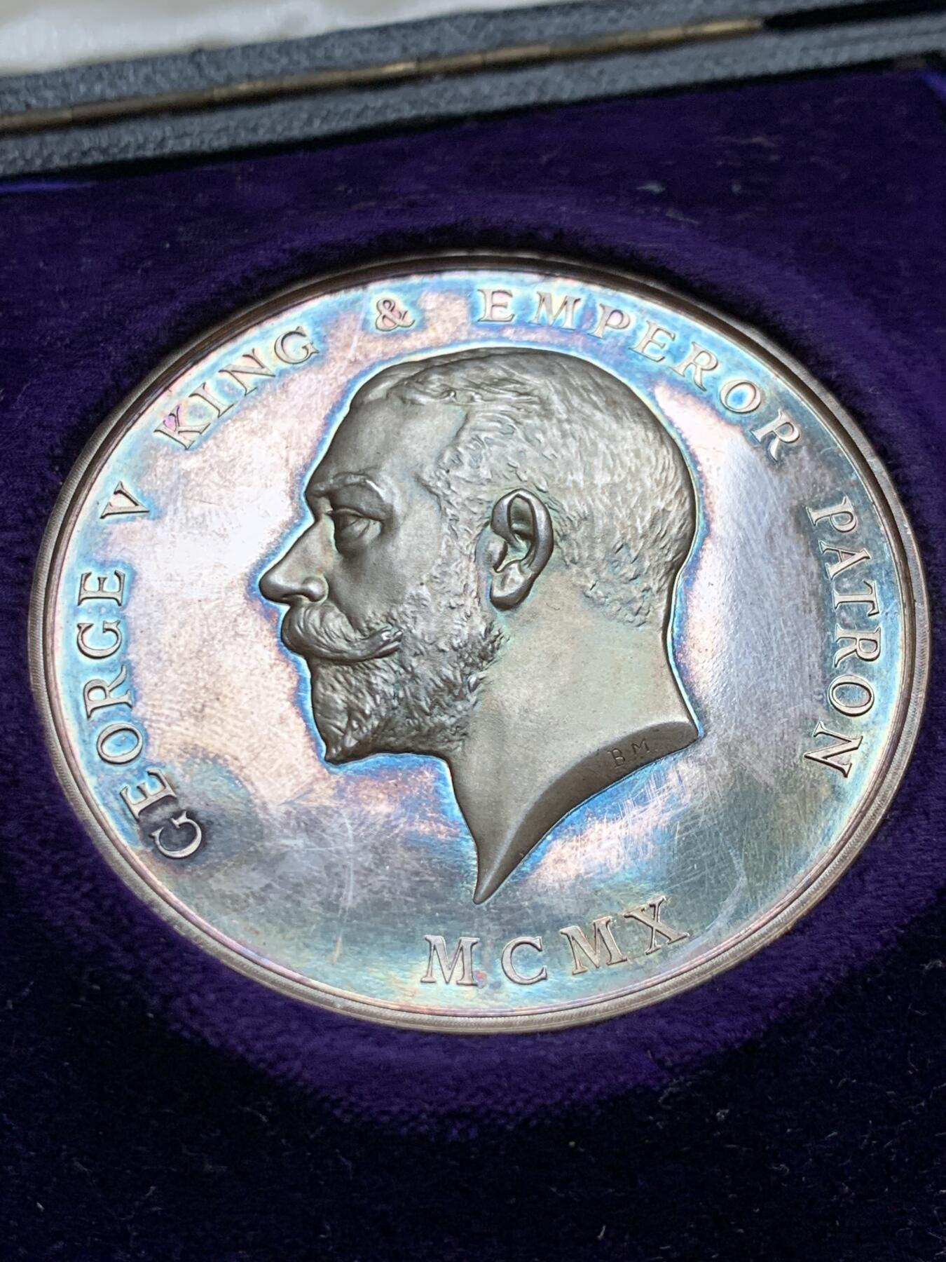 《竞宝斋》第295场- 周日，周一  2场连拍 （全场包邮） 英国1915乔治五世皇家艺术学会总统奖章 罕见大银章，人像浮雕凝霜很棒，55mm，92.2g，带高级原盒