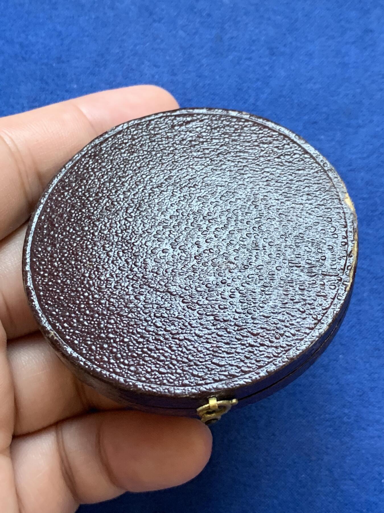 《竞宝斋》第295场- 周日，周一  2场连拍 （全场包邮） 1868年法国拿破仑三世音乐题材大铜章 直径50.5mm 重量56.1克 带原盒和老藏家标签！