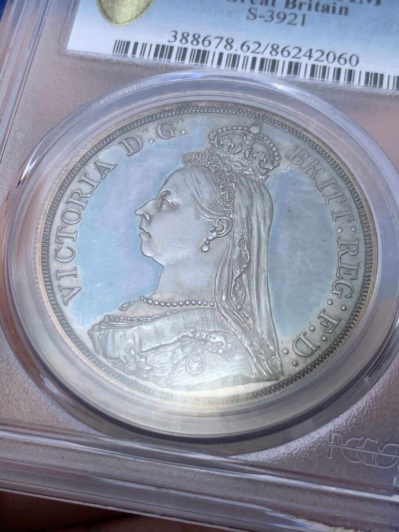 《竞宝斋》第295场- 周日，周一  2场连拍 （全场包邮） PCGS PR62CAM 英国1887年维多利亚1克朗马剑精制银币 蓝汪汪的底板，镜面效果明显，只有1000枚左右，大名誉品，英系资深玩家必备藏品