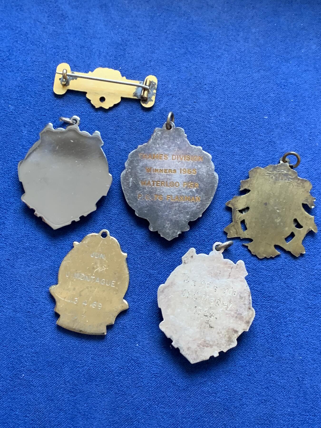 《竞宝斋》第295场- 周日，周一  2场连拍 （全场包邮） 6枚一组 外国纪念章一组 细节见图