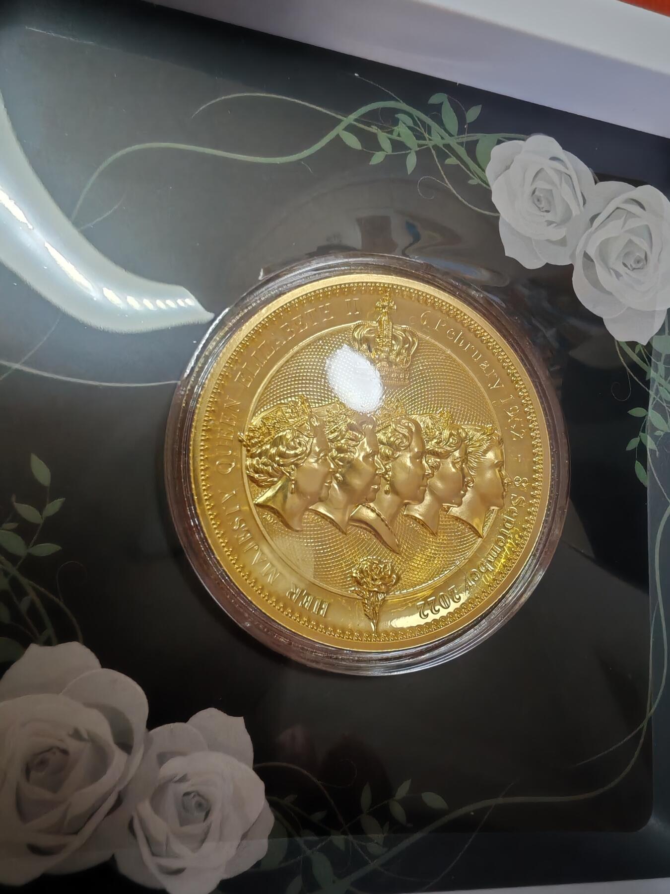 长老汇龙年精选第十九场拍卖 2022纽埃伊丽莎白二世逝世1元精制铜币，盒证全，展示架，3000枚，个人收藏了两套