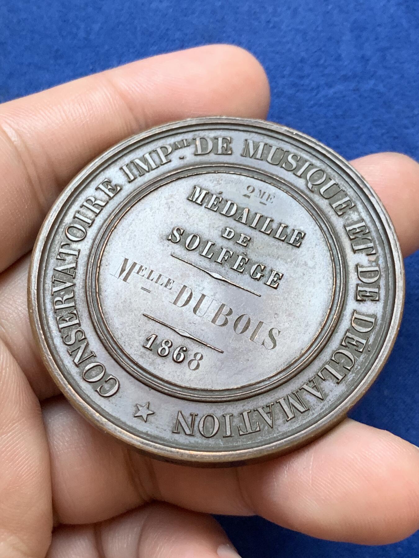 《竞宝斋》第295场- 周日，周一  2场连拍 （全场包邮） 1868年法国拿破仑三世音乐题材大铜章 直径50.5mm 重量56.1克 带原盒和老藏家标签！