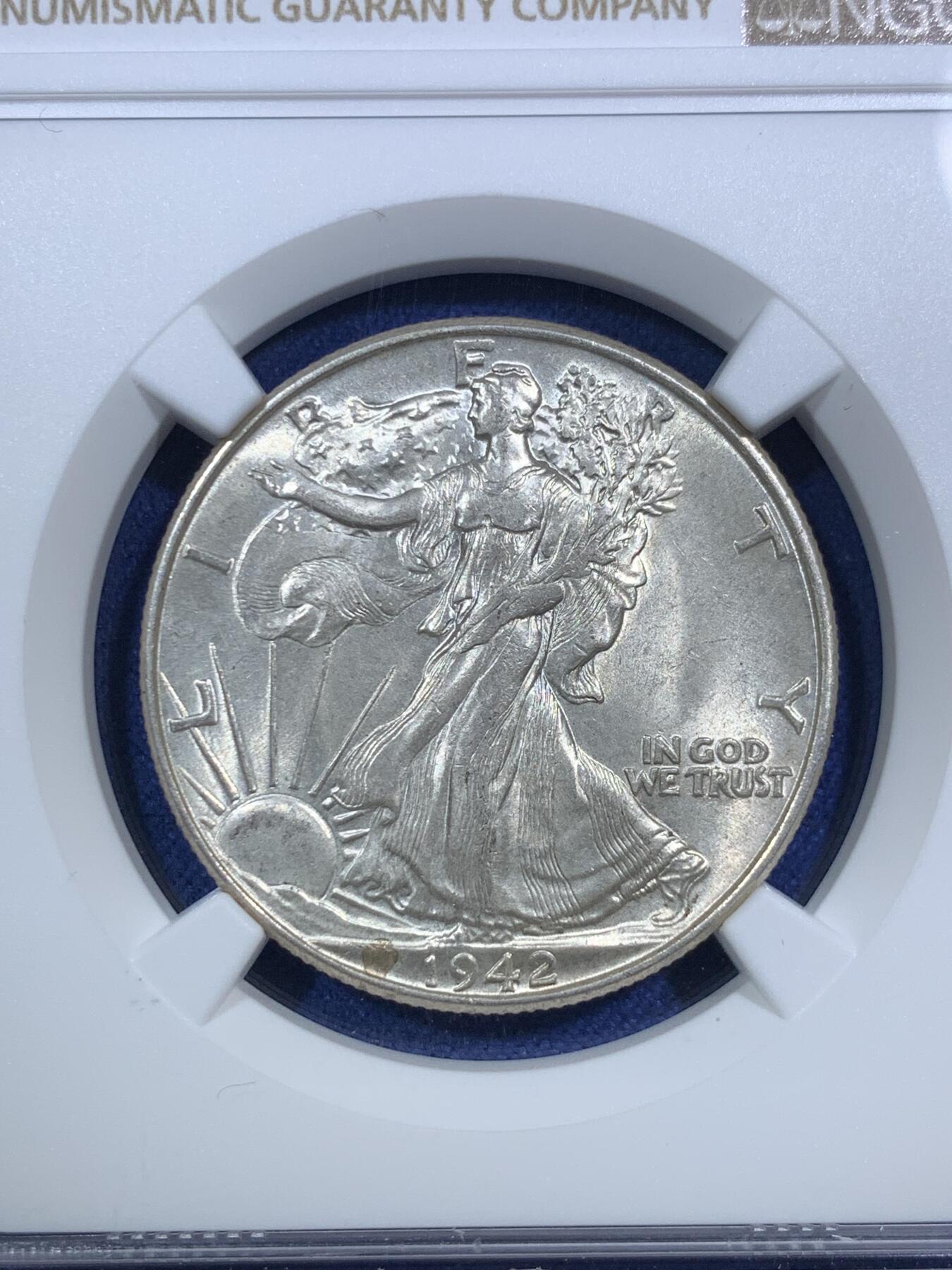 《竞宝斋》第295场- 周日，周一  2场连拍 （全场包邮） NGC MS65 美国1942年行走女神半圆银币 两面丝滑 比后期的45-47年要少见一些，来自美国库存包装，非原卷，但是未可见流通。它也是美国币经典设计，深受世界人民喜爱，来自Adolph A. Weinman的设计,无论是后期的投资银币或是2016复刻的金币，都足见其人气。