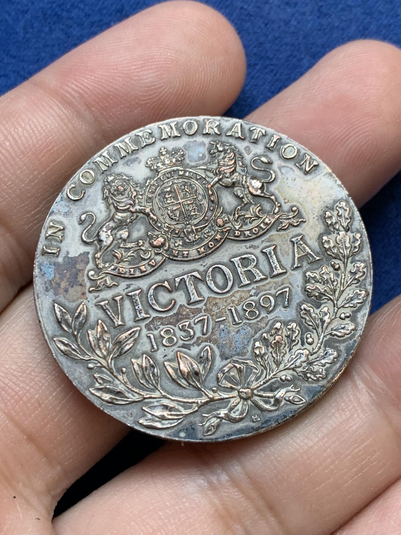 《竞宝斋》第295场- 周日，周一  2场连拍 （全场包邮） 1897年英国维多利亚加冕60周年纪念镀银铜章，黑脸老维 37.3mm 29.2克