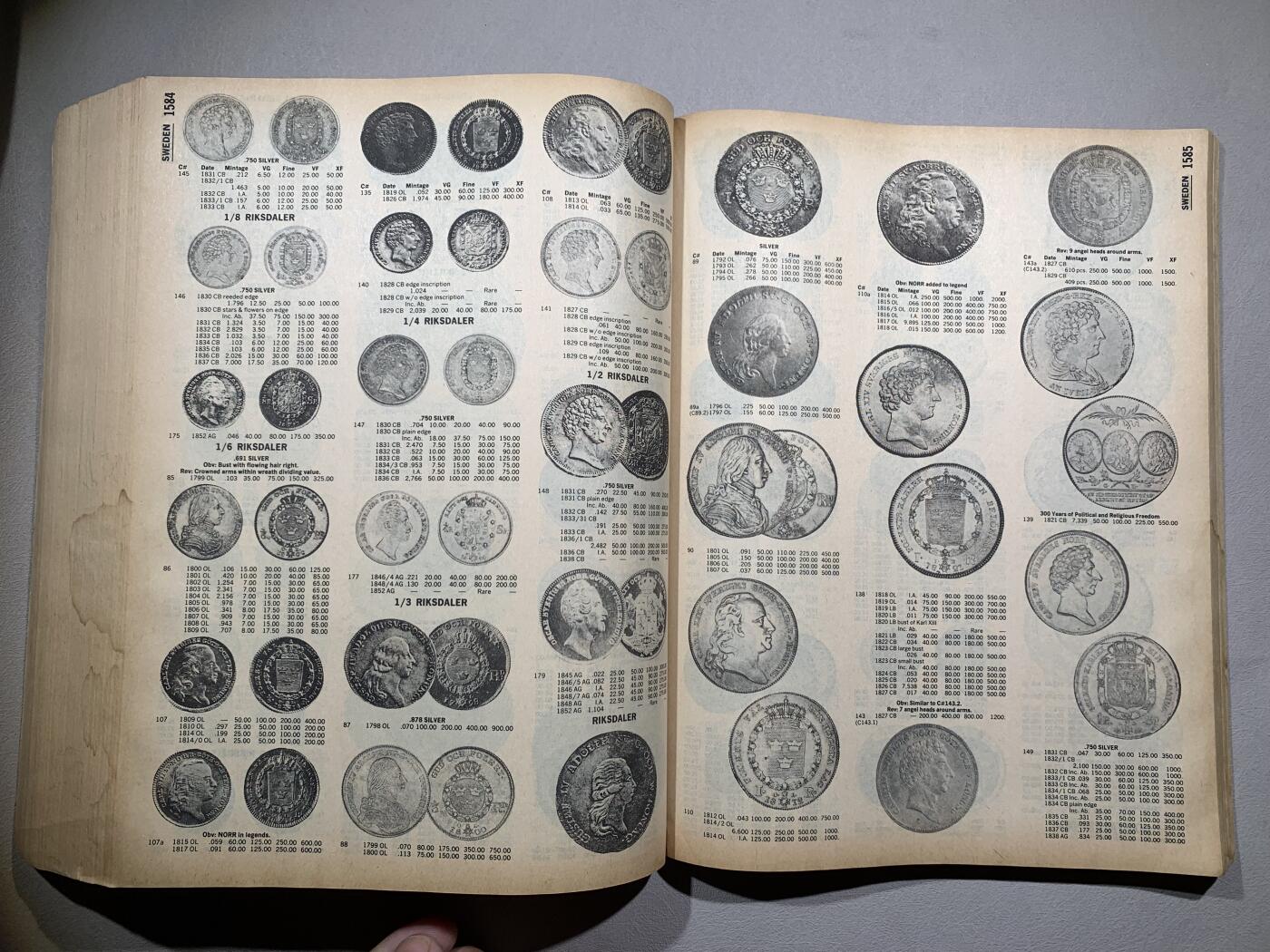 《竞宝斋》第295场- 周日，周一  2场连拍 （全场包邮） 克劳斯世界硬币目录第十版（1984年） 1984页大厚本  收录了自18世纪中期至1983年发行的75000枚以上硬币  内容十分详尽  非常少见
