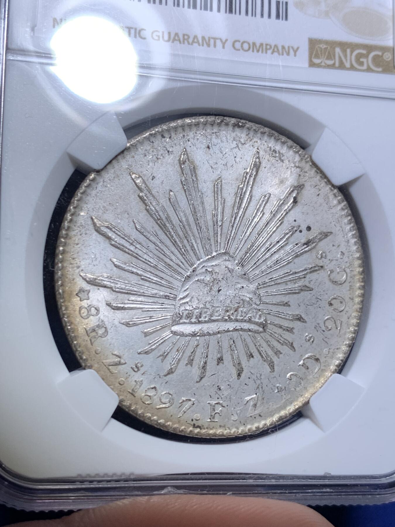 《竞宝斋》第295场- 周日，周一  2场连拍 （全场包邮） NGC MS63 1897年墨西哥鹰洋8R 滴水未沾的原始状态，原银光，老鹰羽毛细节非常好，可惜背面包浆减分，不然定能更上一层楼