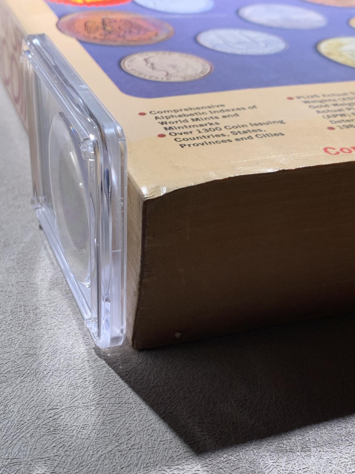 《竞宝斋》第295场- 周日，周一  2场连拍 （全场包邮） 克劳斯世界硬币目录第十版（1984年） 1984页大厚本  收录了自18世纪中期至1983年发行的75000枚以上硬币  内容十分详尽  非常少见