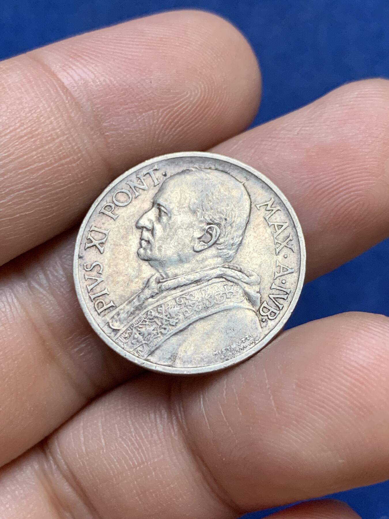 《竞宝斋》第295场- 周日，周一  2场连拍 （全场包邮） 梵蒂冈 1933年1934年双年份 圣年 5里拉 银币 流通品相 稀缺品种 发行量五万枚 厚度1.2mm 其他年份厚度1mm