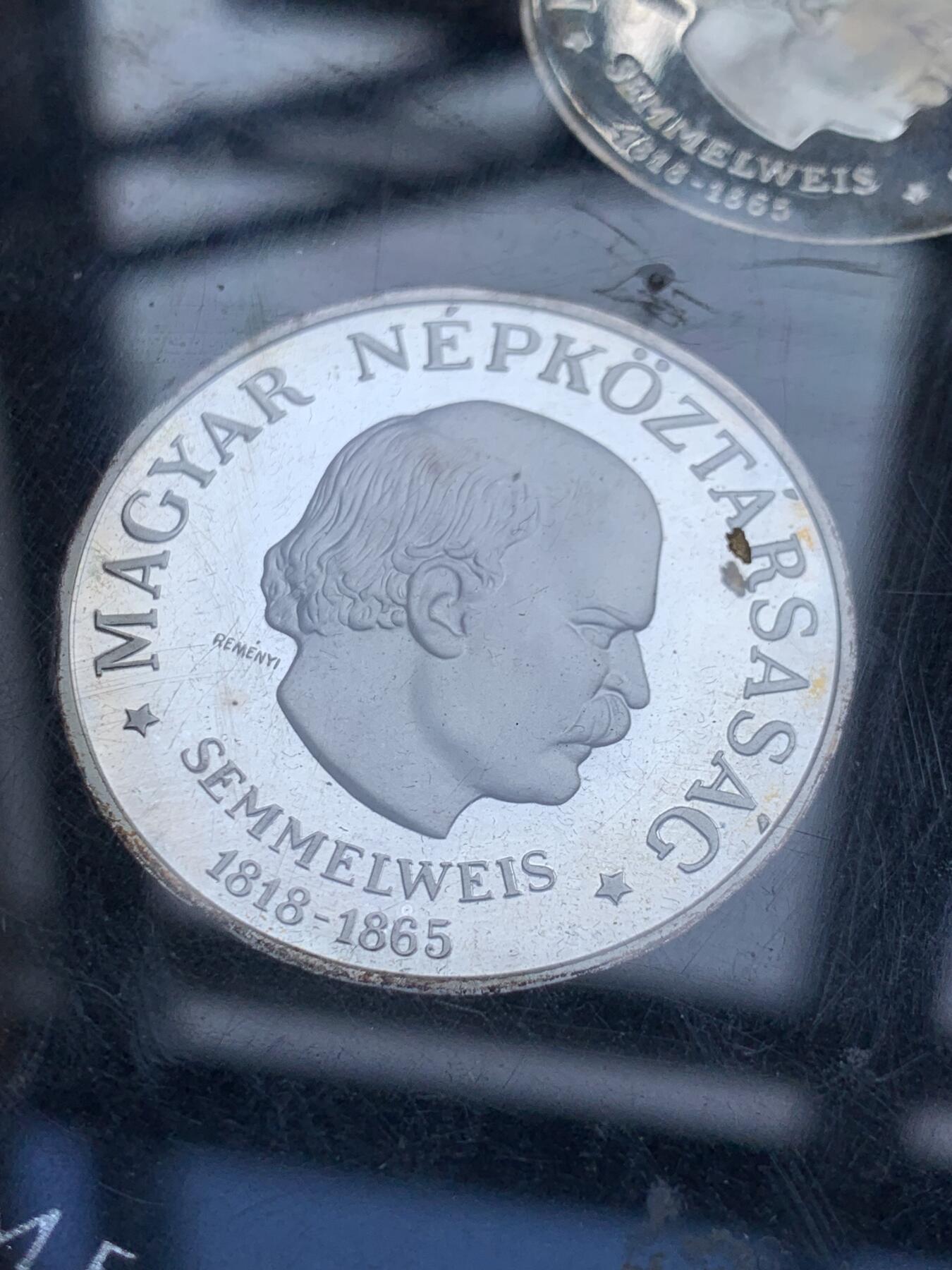 《竞宝斋》第295场- 周日，周一  2场连拍 （全场包邮） 1968 匈牙利精制全银套币 50 100福林两枚 这套的亮点在于原厂的封装完好 连封带都完好无损 纪念塞梅尔魏斯·伊格纳兹·菲利普诞辰150周年 外拍热门品种