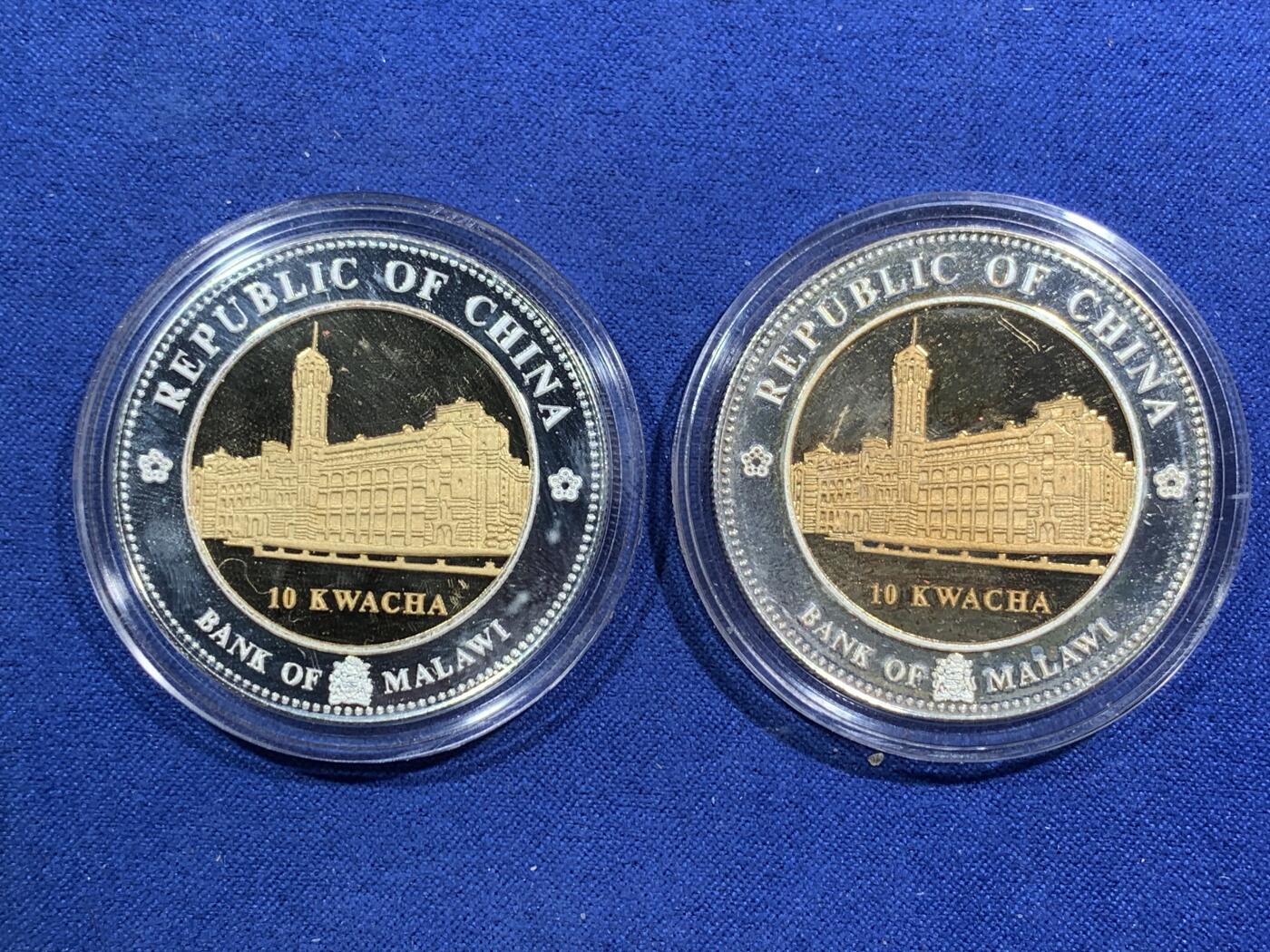《竞宝斋》第295场- 周日，周一  2场连拍 （全场包邮） 【罕见】马拉维2004年10克瓦查中国台湾省第十一任正副省长就职阿扁与秀莲精制镀金银纪念币两枚一套 盒证全