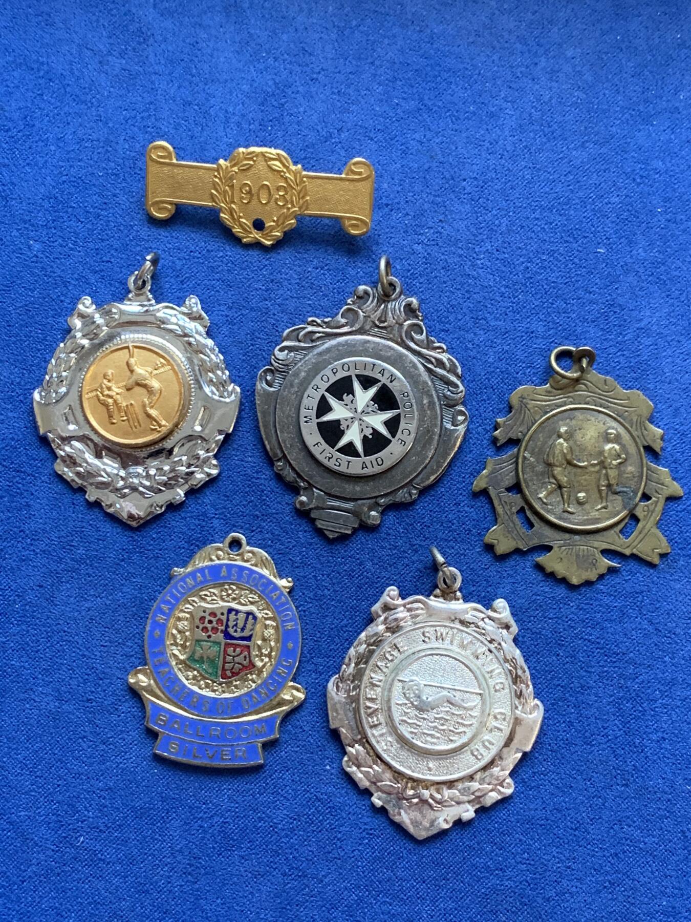 《竞宝斋》第295场- 周日，周一  2场连拍 （全场包邮） 6枚一组 外国纪念章一组 细节见图