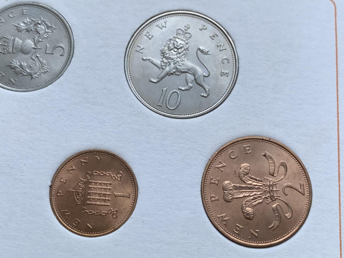 《竞宝斋》第295场- 周日，周一  2场连拍 （全场包邮） 英国套币5枚装 册装 细节见图