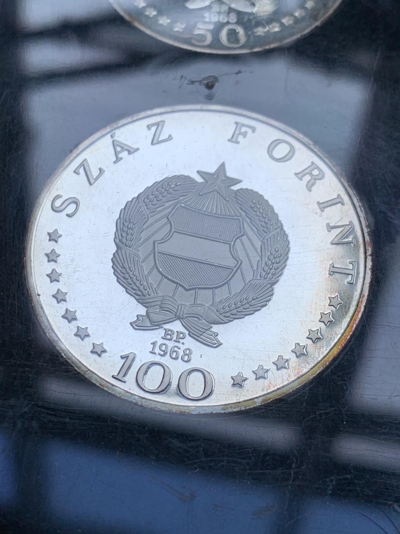 《竞宝斋》第295场- 周日，周一  2场连拍 （全场包邮） 1968 匈牙利精制全银套币 50 100福林两枚 这套的亮点在于原厂的封装完好 连封带都完好无损 纪念塞梅尔魏斯·伊格纳兹·菲利普诞辰150周年 外拍热门品种