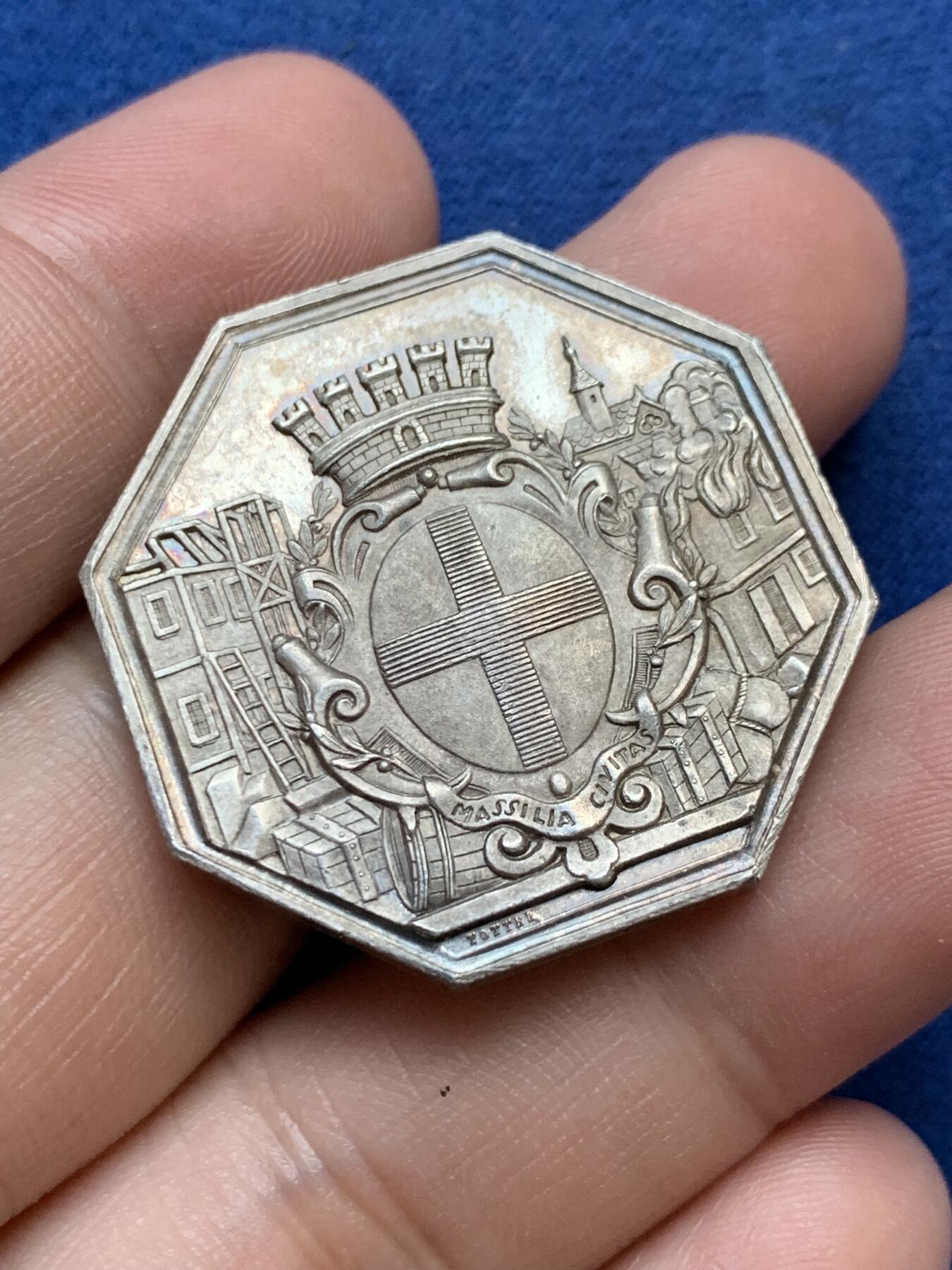 《竞宝斋》第295场- 周日，周一  2场连拍 （全场包邮） 法国马赛火灾保险八角银质代币 首见品 直径34mm 重量18.89克