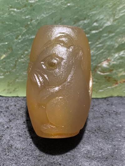 精美亚光高润度冻料飘鸡油黄蒙料战国红玛瑙手工俏色巧雕刻鼠来宝桶珠一个， - 精美亚光高润度冻料飘鸡油黄蒙料战国红玛瑙手工俏色巧雕刻鼠来宝桶珠一个，