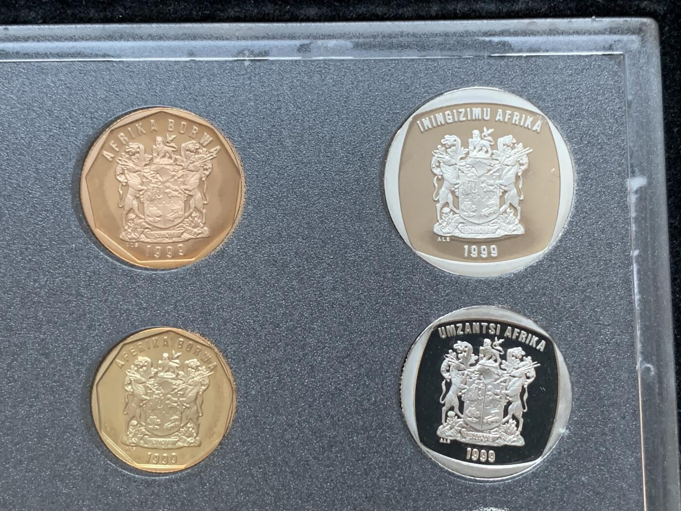 《竞宝斋》第295场- 周日，周一  2场连拍 （全场包邮） 1999 南非精制套币 豪华原装 全新无氧化 南非后期的精制套币非常少见