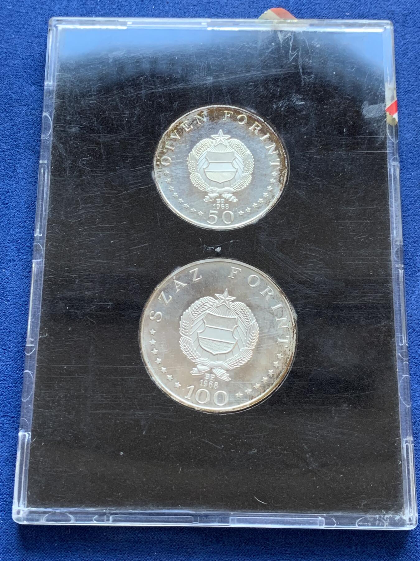 《竞宝斋》第295场- 周日，周一  2场连拍 （全场包邮） 1968 匈牙利精制全银套币 50 100福林两枚 这套的亮点在于原厂的封装完好 连封带都完好无损 纪念塞梅尔魏斯·伊格纳兹·菲利普诞辰150周年 外拍热门品种