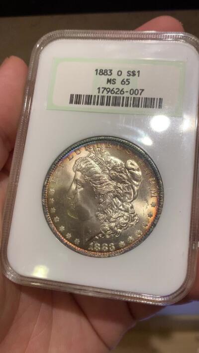 《竞宝斋》第295场- 周日，周一  2场连拍 （全场包邮） NGC MS65 老盒美国 1883-O 摩根银币 蓝金彩非常漂亮