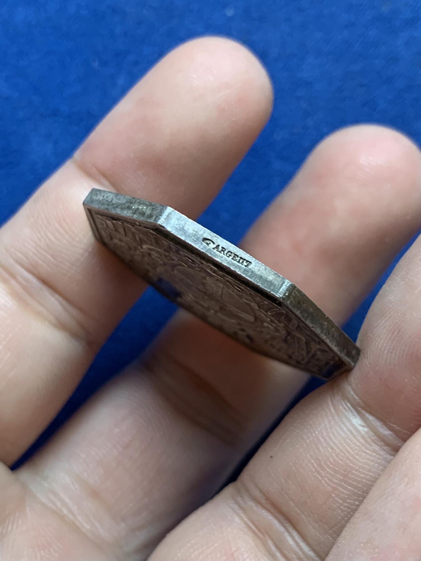 《竞宝斋》第295场- 周日，周一  2场连拍 （全场包邮） 法国马赛火灾保险八角银质代币 首见品 直径34mm 重量18.89克