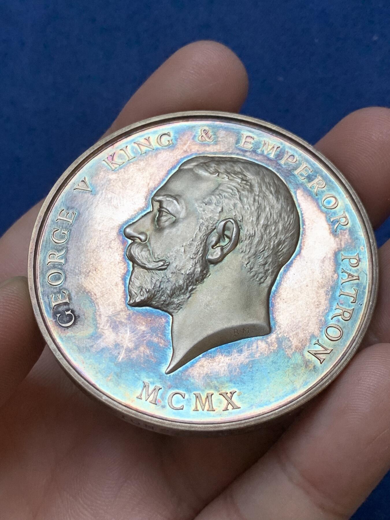 《竞宝斋》第295场- 周日，周一  2场连拍 （全场包邮） 英国1915乔治五世皇家艺术学会总统奖章 罕见大银章，人像浮雕凝霜很棒，55mm，92.2g，带高级原盒