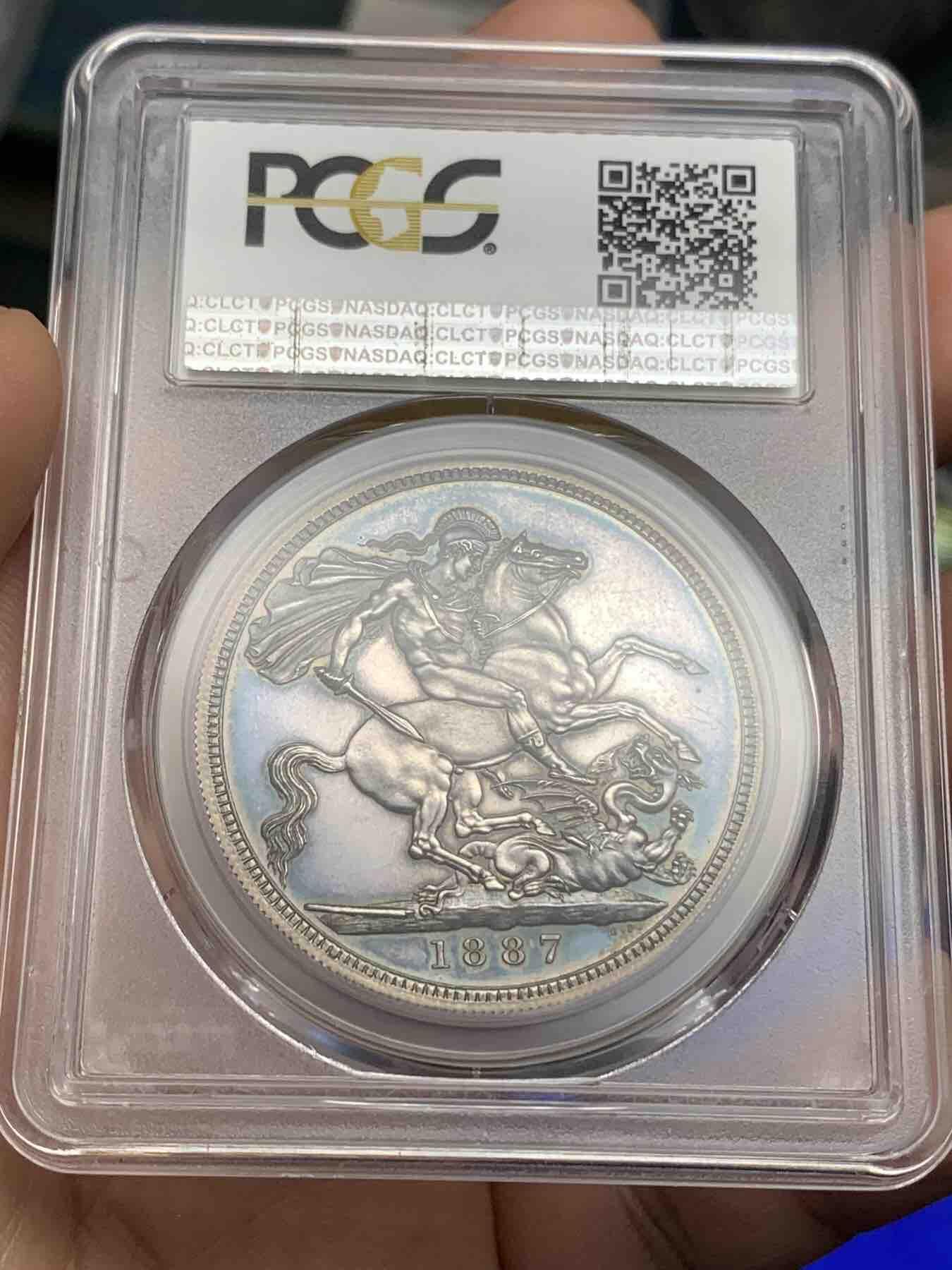 《竞宝斋》第295场- 周日，周一  2场连拍 （全场包邮） PCGS PR62CAM 英国1887年维多利亚1克朗马剑精制银币 蓝汪汪的底板，镜面效果明显，只有1000枚左右，大名誉品，英系资深玩家必备藏品