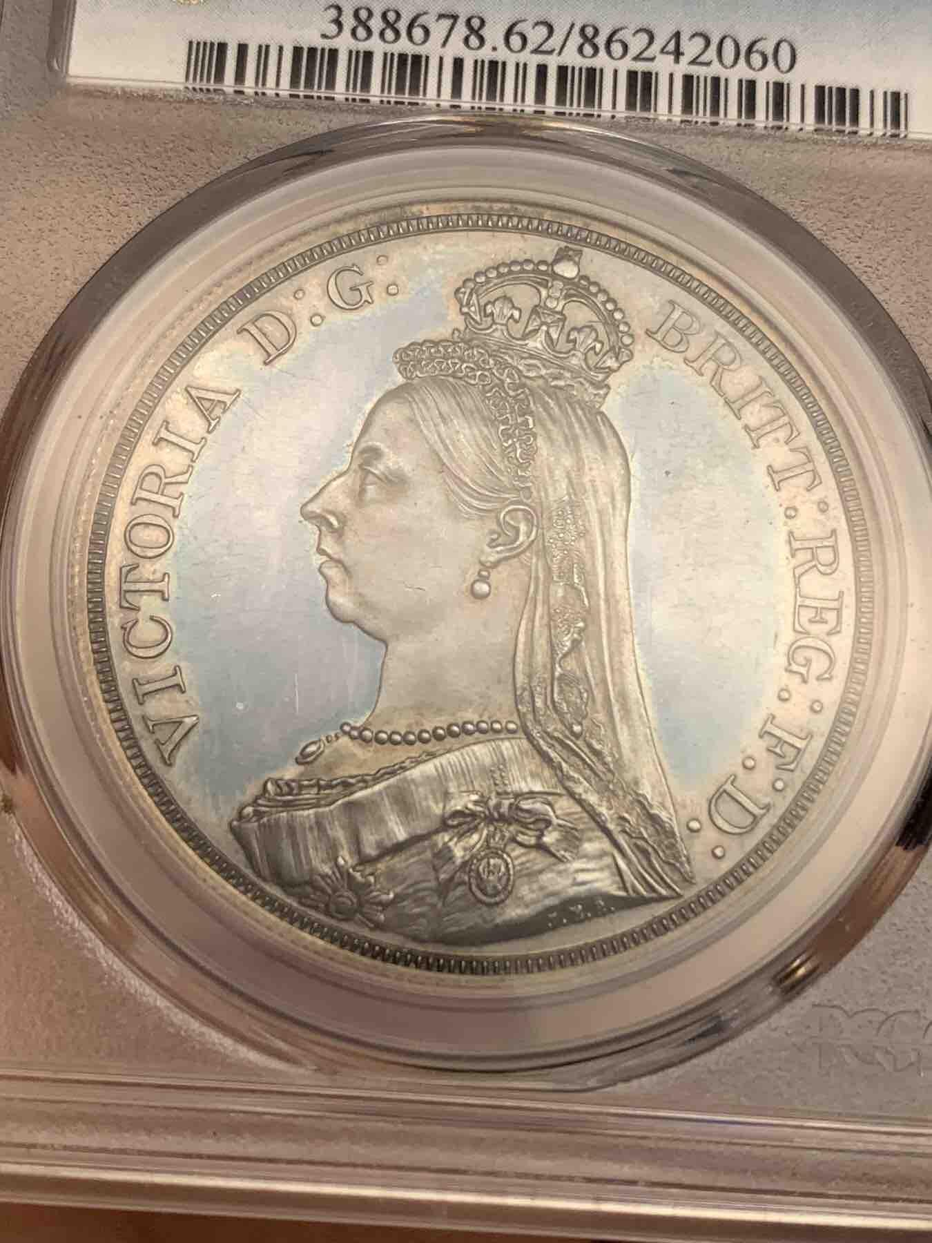 《竞宝斋》第295场- 周日，周一  2场连拍 （全场包邮） PCGS PR62CAM 英国1887年维多利亚1克朗马剑精制银币 蓝汪汪的底板，镜面效果明显，只有1000枚左右，大名誉品，英系资深玩家必备藏品