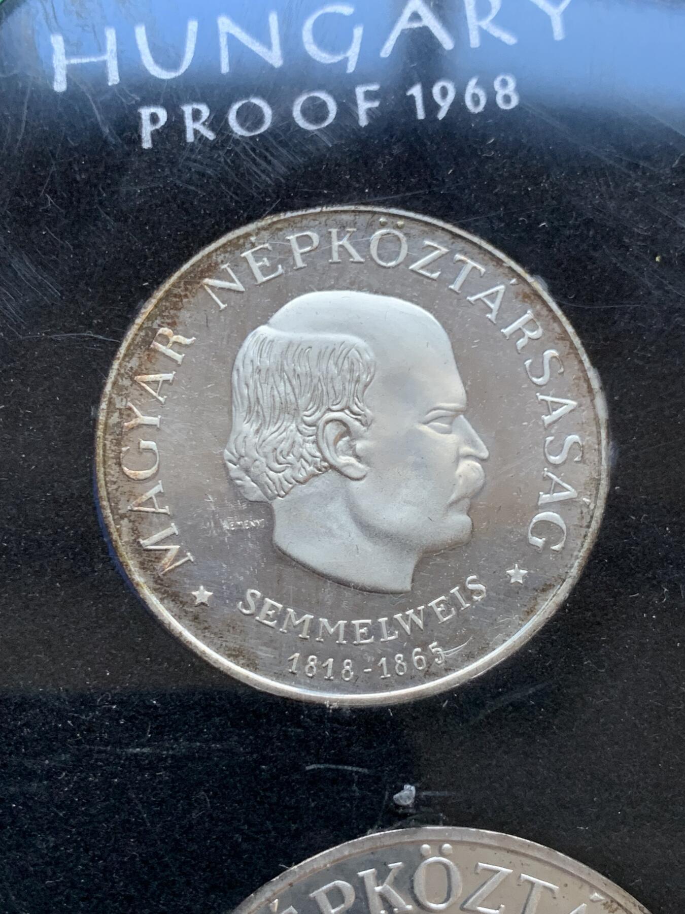 《竞宝斋》第295场- 周日，周一  2场连拍 （全场包邮） 1968 匈牙利精制全银套币 50 100福林两枚 这套的亮点在于原厂的封装完好 连封带都完好无损 纪念塞梅尔魏斯·伊格纳兹·菲利普诞辰150周年 外拍热门品种