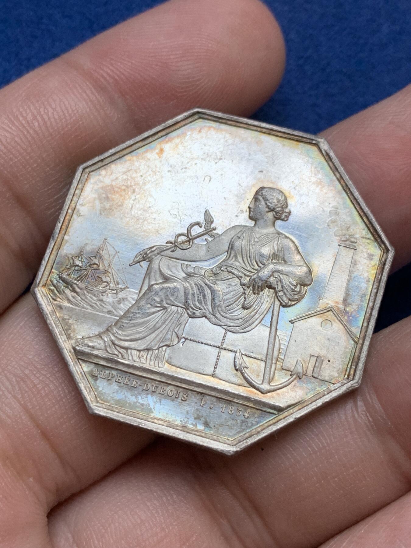 《竞宝斋》第295场- 周日，周一  2场连拍 （全场包邮） 法国1853瓦伦谢纳商业银行八角银质代币 19.7克 35.1mm 手指铭银标