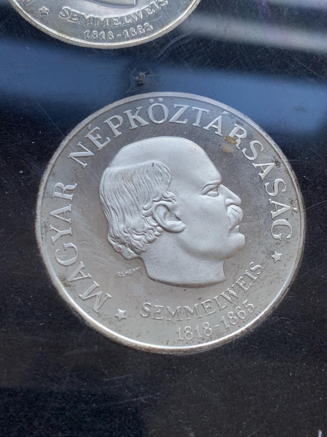 《竞宝斋》第295场- 周日，周一  2场连拍 （全场包邮） 1968 匈牙利精制全银套币 50 100福林两枚 这套的亮点在于原厂的封装完好 连封带都完好无损 纪念塞梅尔魏斯·伊格纳兹·菲利普诞辰150周年 外拍热门品种