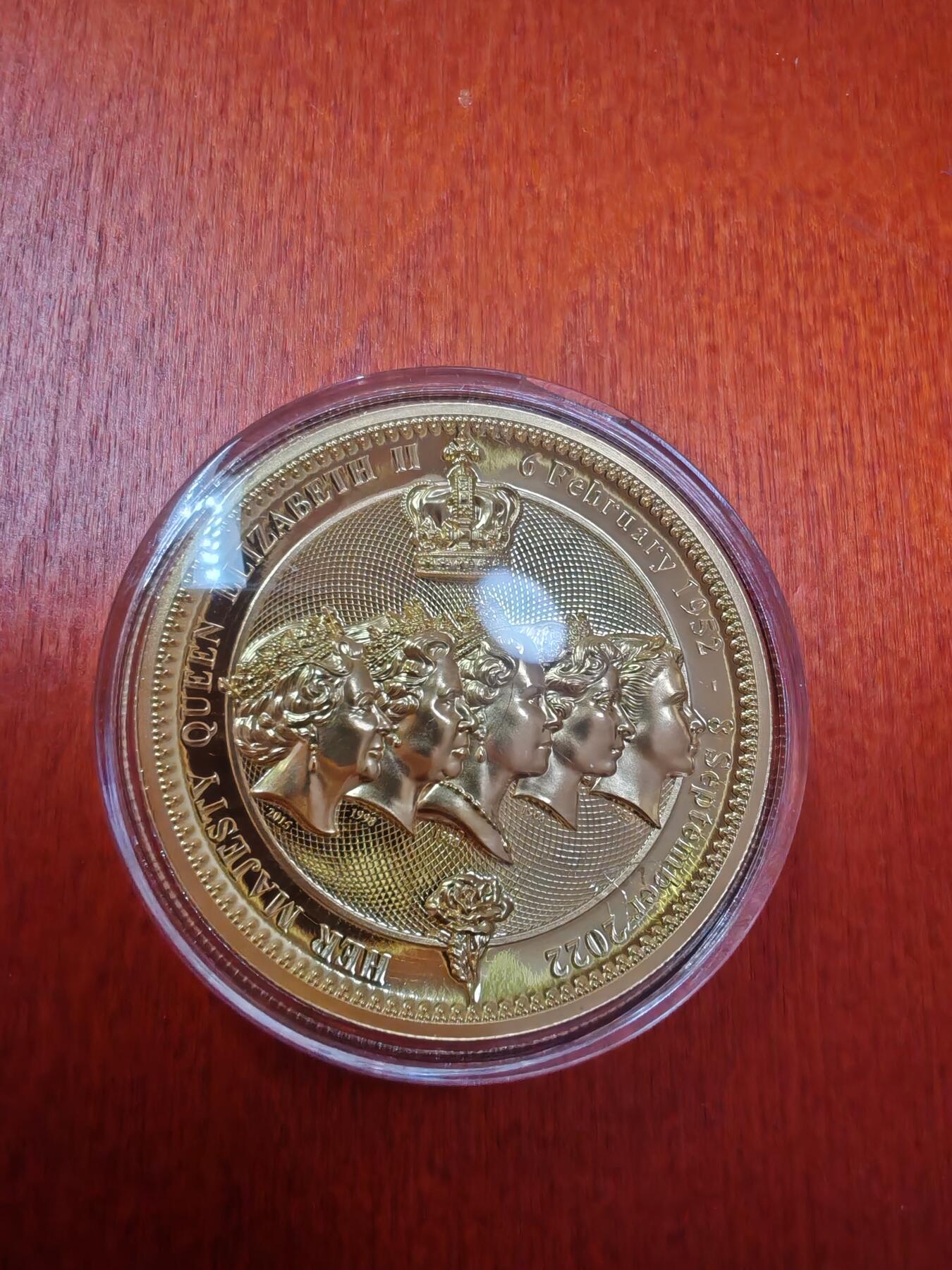 长老汇龙年精选第十九场拍卖 2022纽埃伊丽莎白二世逝世1元精制铜币，盒证全，展示架，3000枚，个人收藏了两套