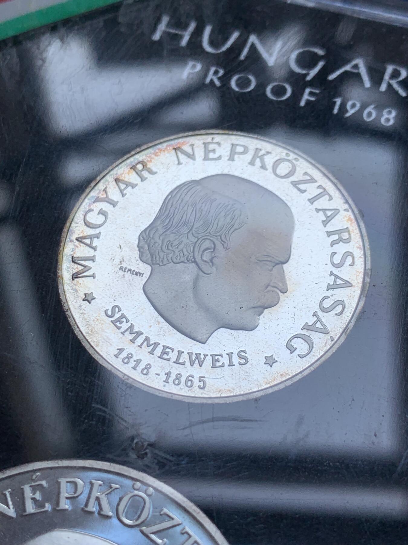 《竞宝斋》第295场- 周日，周一  2场连拍 （全场包邮） 1968 匈牙利精制全银套币 50 100福林两枚 这套的亮点在于原厂的封装完好 连封带都完好无损 纪念塞梅尔魏斯·伊格纳兹·菲利普诞辰150周年 外拍热门品种
