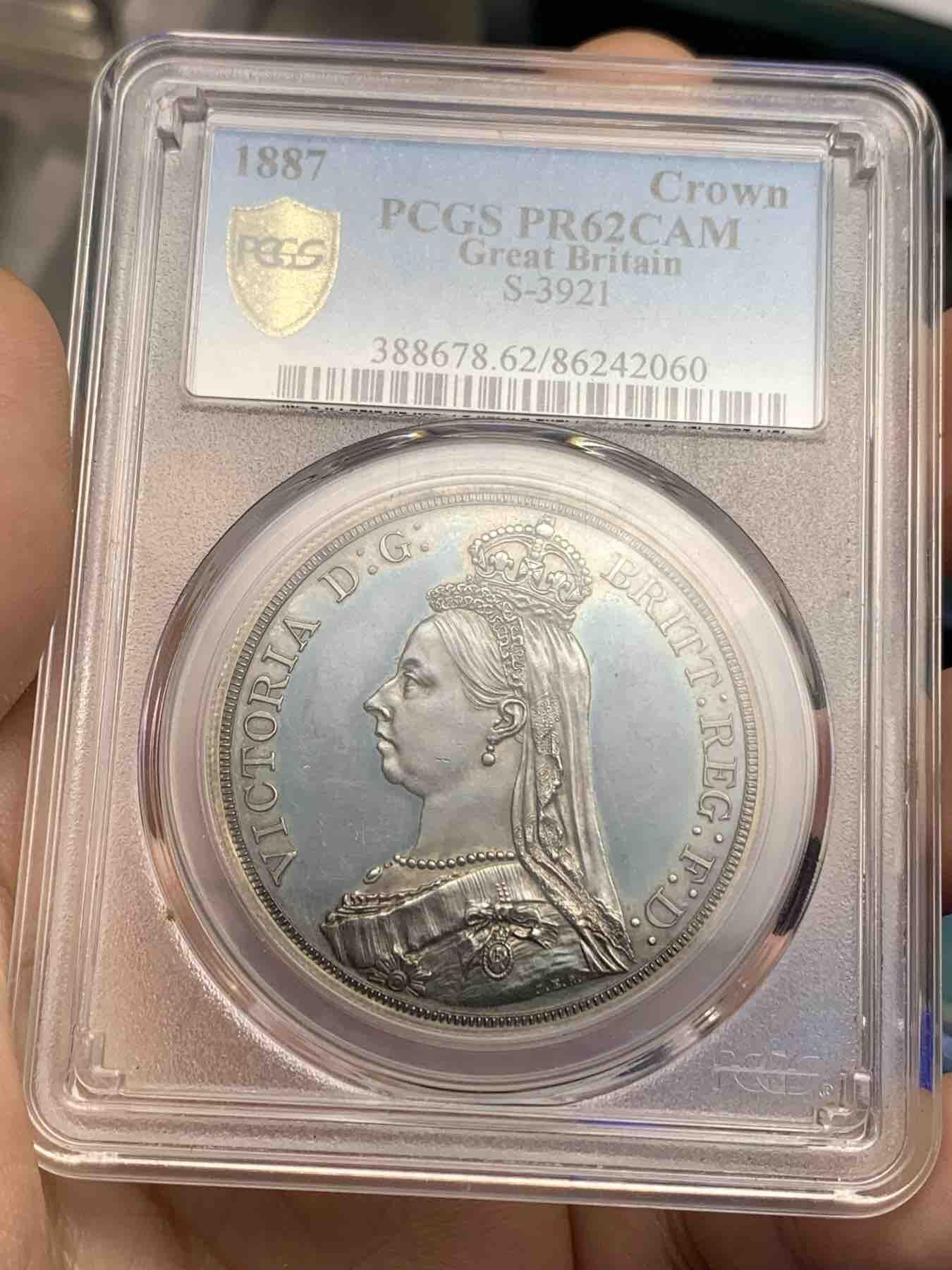 《竞宝斋》第295场- 周日，周一  2场连拍 （全场包邮） PCGS PR62CAM 英国1887年维多利亚1克朗马剑精制银币 蓝汪汪的底板，镜面效果明显，只有1000枚左右，大名誉品，英系资深玩家必备藏品