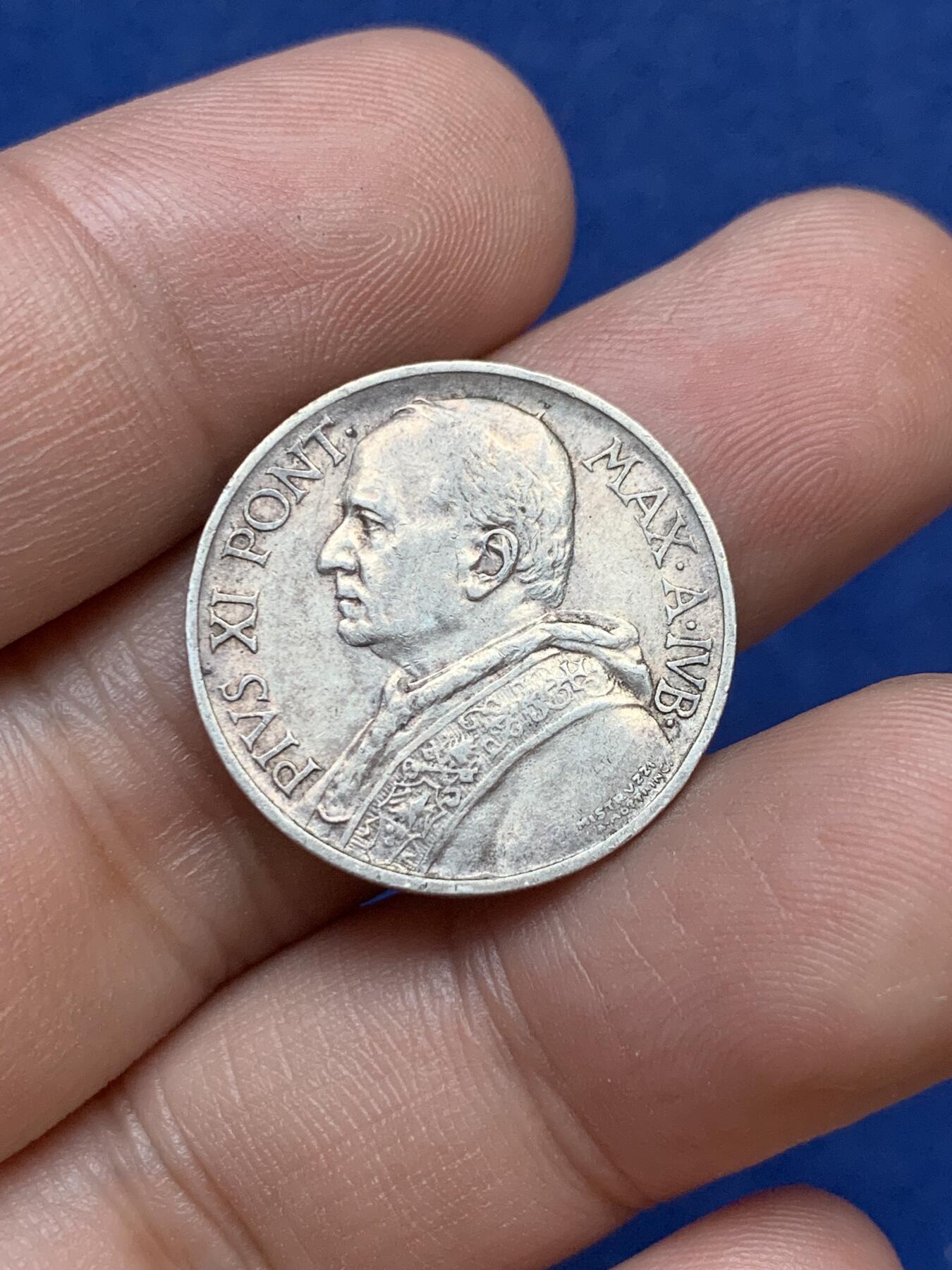 《竞宝斋》第295场- 周日，周一  2场连拍 （全场包邮） 梵蒂冈 1933年1934年双年份 圣年 5里拉 银币 流通品相 稀缺品种 发行量五万枚 厚度1.2mm 其他年份厚度1mm