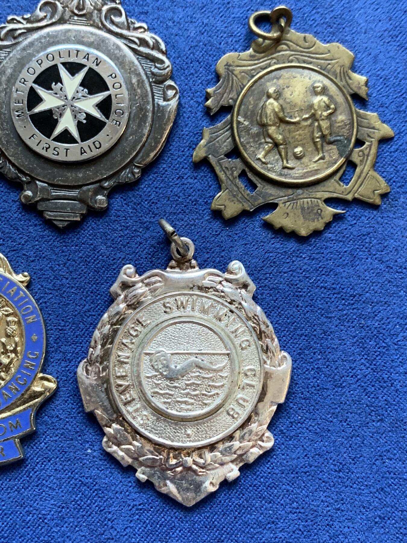 《竞宝斋》第295场- 周日，周一  2场连拍 （全场包邮） 6枚一组 外国纪念章一组 细节见图