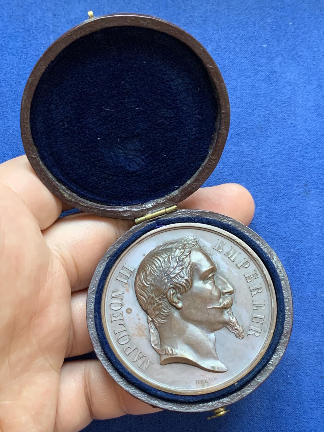 《竞宝斋》第295场- 周日，周一  2场连拍 （全场包邮） 1868年法国拿破仑三世音乐题材大铜章 直径50.5mm 重量56.1克 带原盒和老藏家标签！