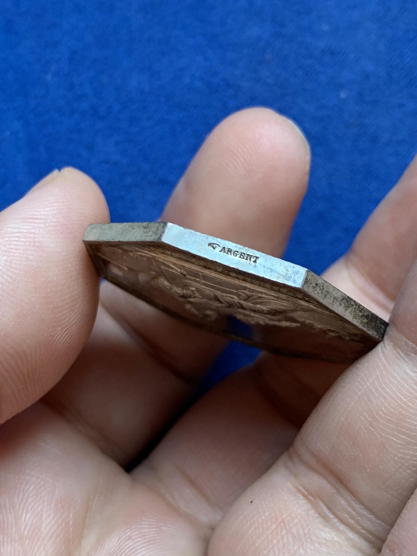 《竞宝斋》第295场- 周日，周一  2场连拍 （全场包邮） 法国1853瓦伦谢纳商业银行八角银质代币 19.7克 35.1mm 手指铭银标