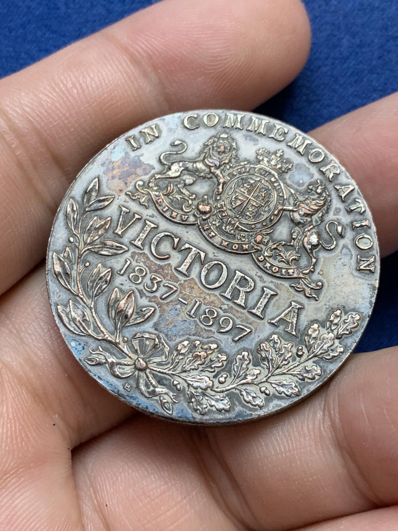 《竞宝斋》第295场- 周日，周一  2场连拍 （全场包邮） 1897年英国维多利亚加冕60周年纪念镀银铜章，黑脸老维 37.3mm 29.2克