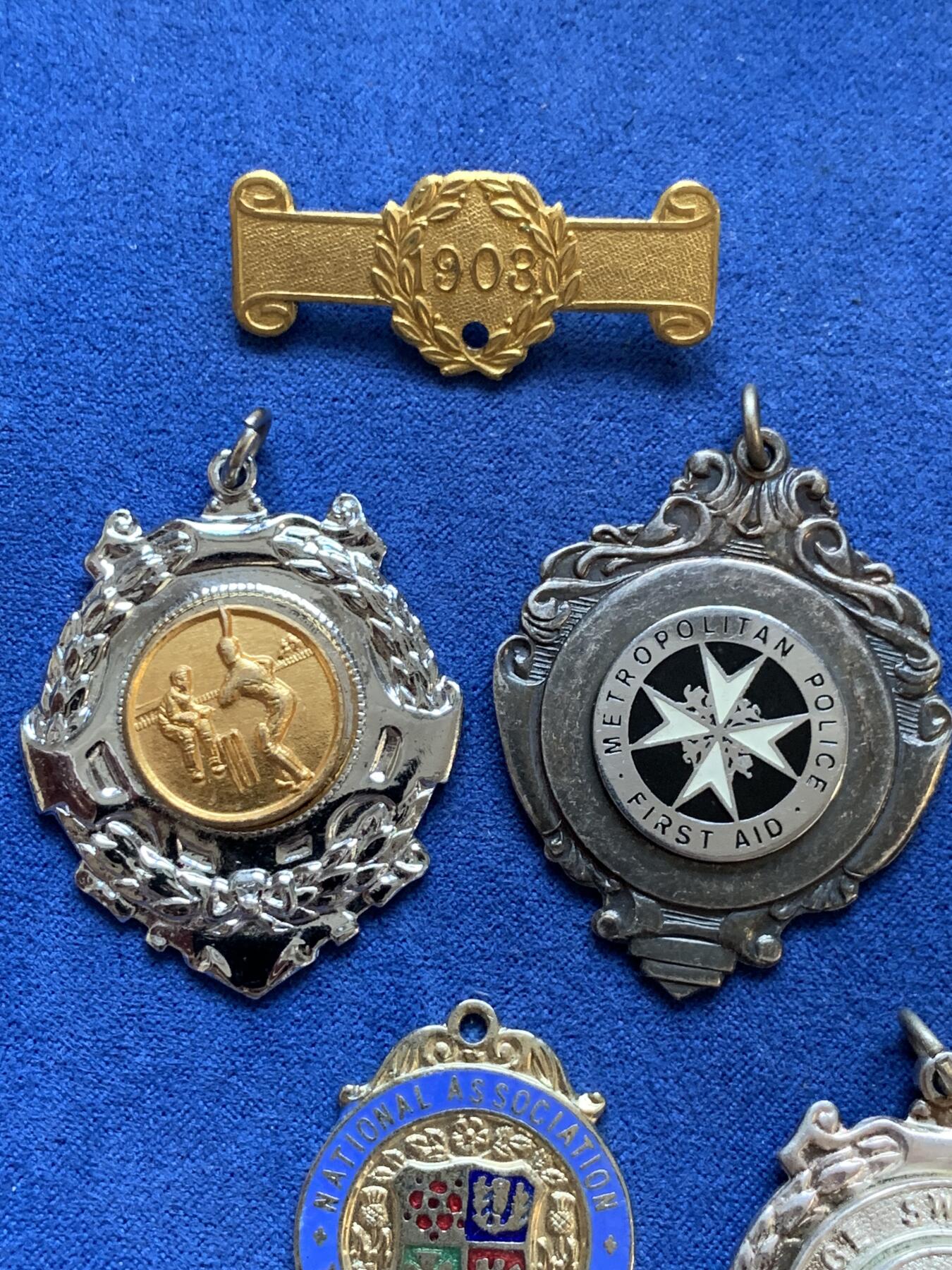 《竞宝斋》第295场- 周日，周一  2场连拍 （全场包邮） 6枚一组 外国纪念章一组 细节见图