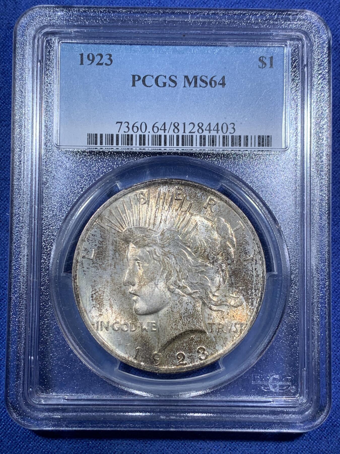 《竞宝斋》第295场- 周日，周一  2场连拍 （全场包邮） PCGS MS64 美国1923年和平银元 原汁原味淡彩老包浆，包浆醇厚润泽又犀利，币面清爽干净又漂亮，盒子背面支撑小磕