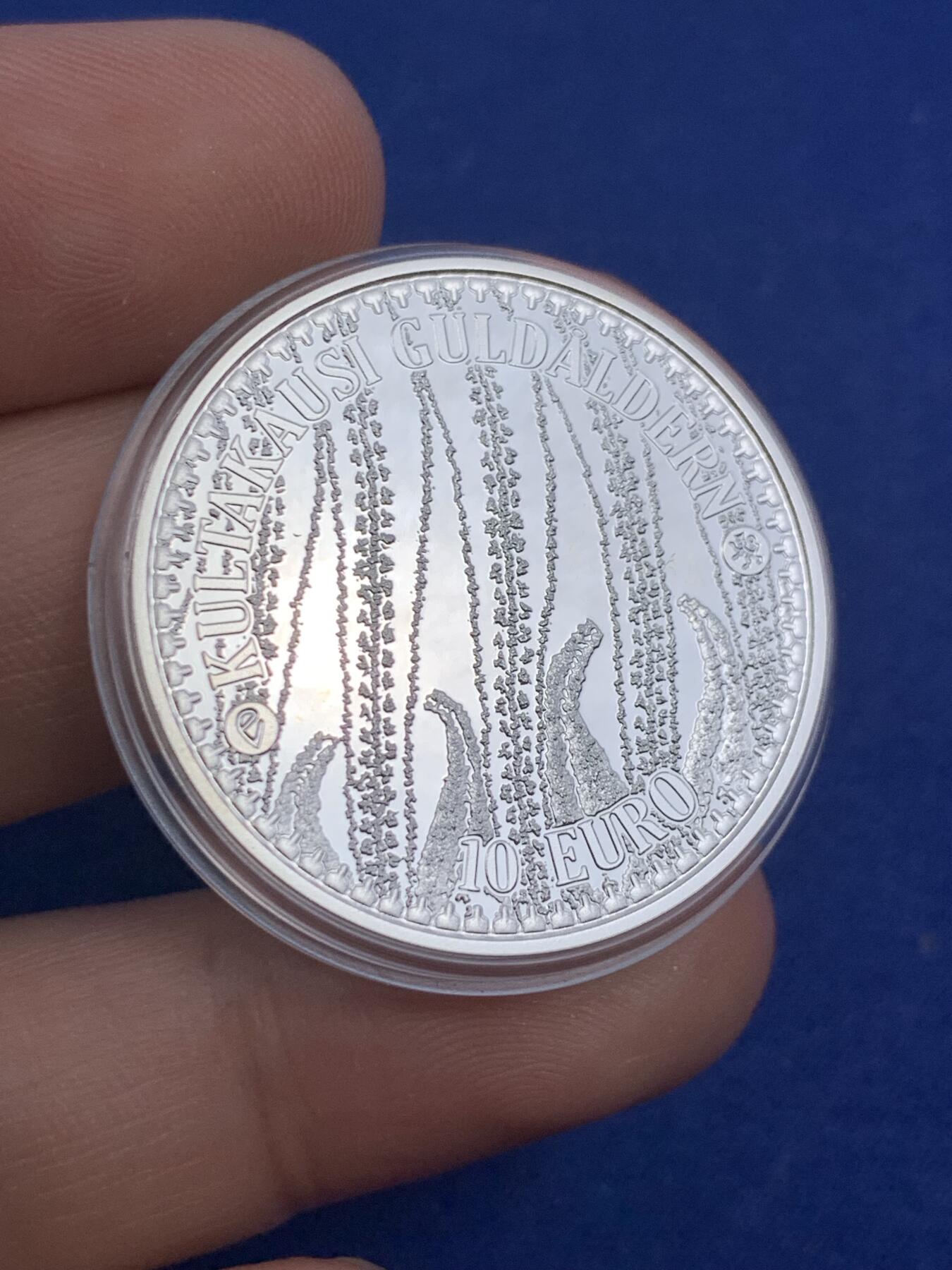 《竞宝斋》第295场- 周日，周一  2场连拍 （全场包邮） 欧洲之星 2007年 芬兰 10欧元 黄金时代 发行数量：10000  银0.925 17克 （内纸盒损坏）