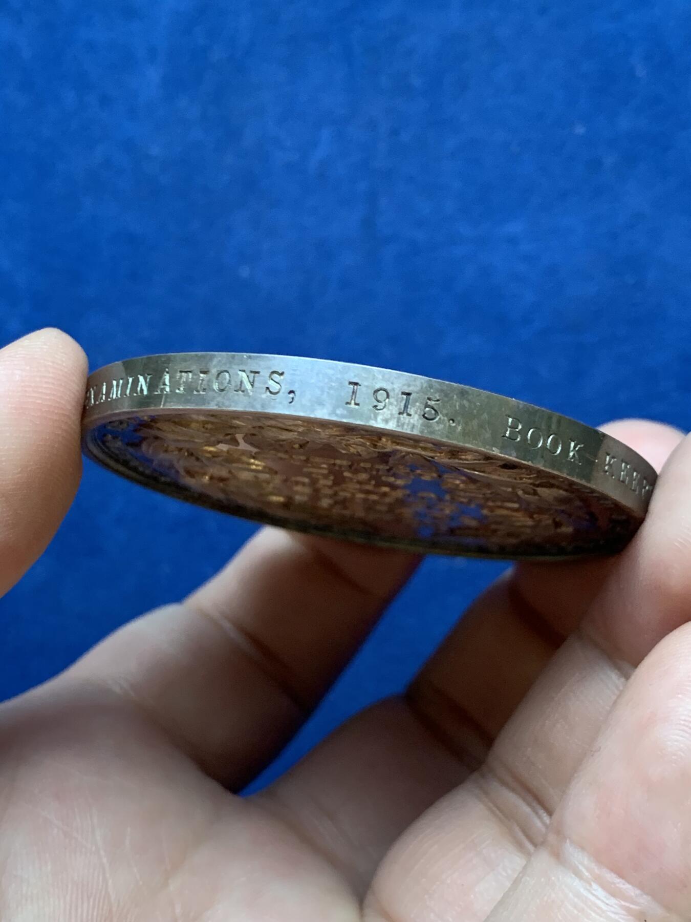 《竞宝斋》第295场- 周日，周一  2场连拍 （全场包邮） 英国1915乔治五世皇家艺术学会总统奖章 罕见大银章，人像浮雕凝霜很棒，55mm，92.2g，带高级原盒