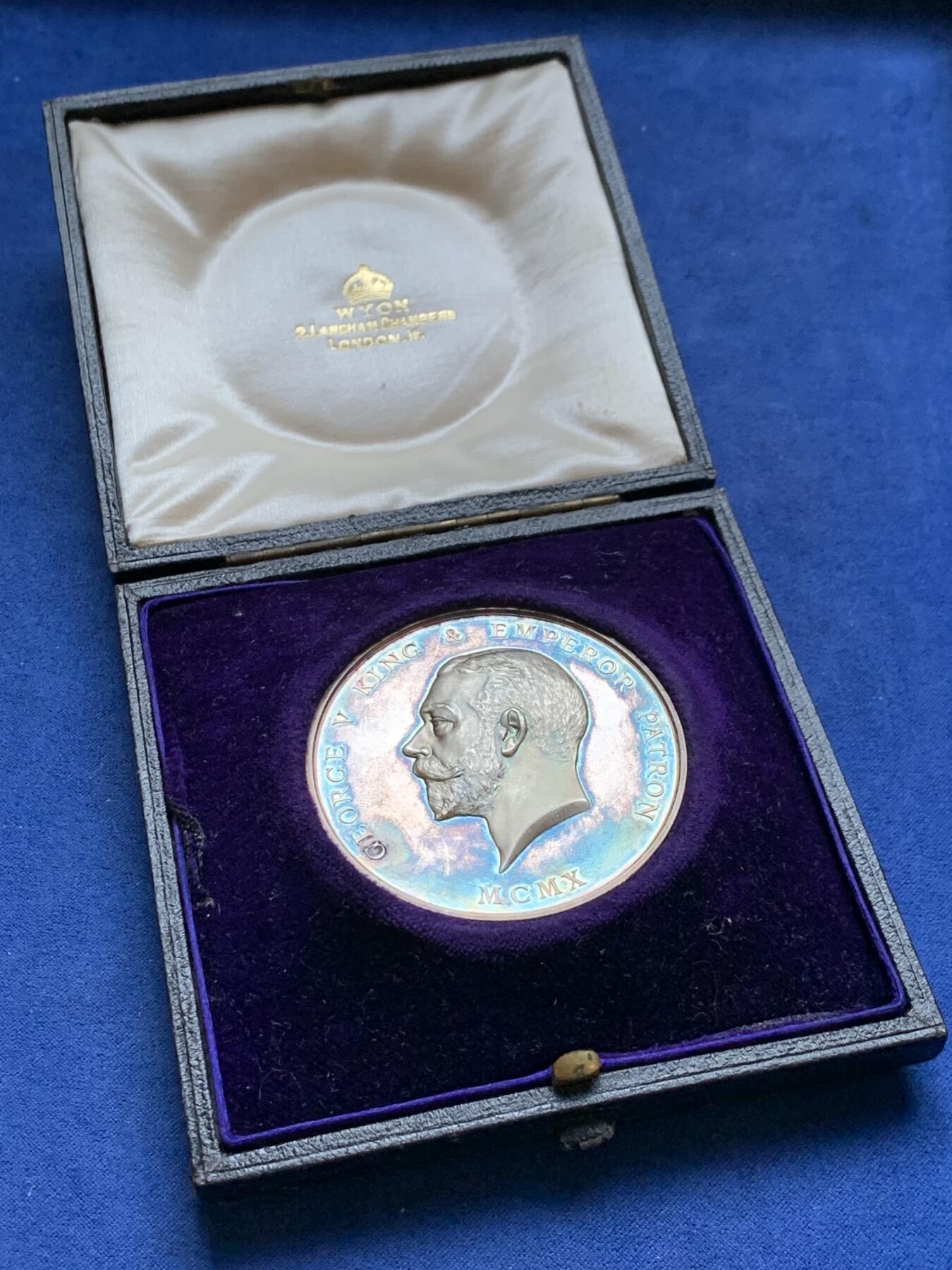 《竞宝斋》第295场- 周日，周一  2场连拍 （全场包邮） 英国1915乔治五世皇家艺术学会总统奖章 罕见大银章，人像浮雕凝霜很棒，55mm，92.2g，带高级原盒