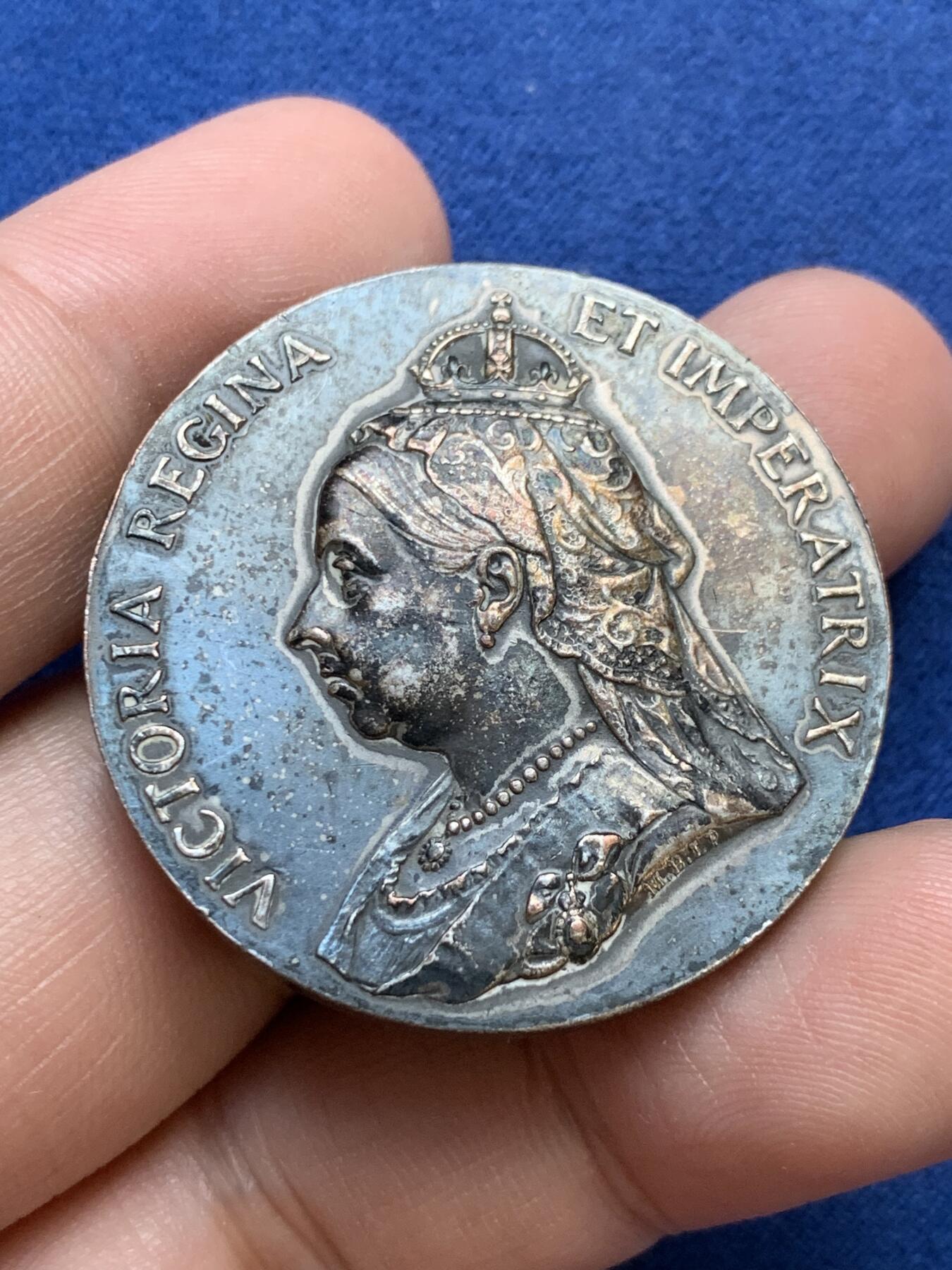 《竞宝斋》第295场- 周日，周一  2场连拍 （全场包邮） 1897年英国维多利亚加冕60周年纪念镀银铜章，黑脸老维 37.3mm 29.2克