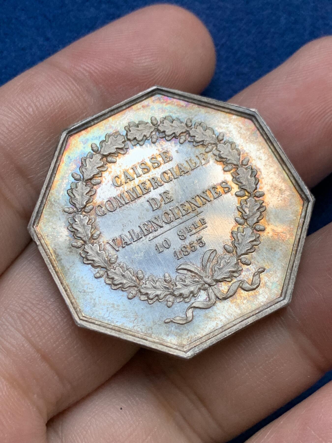 《竞宝斋》第295场- 周日，周一  2场连拍 （全场包邮） 法国1853瓦伦谢纳商业银行八角银质代币 19.7克 35.1mm 手指铭银标