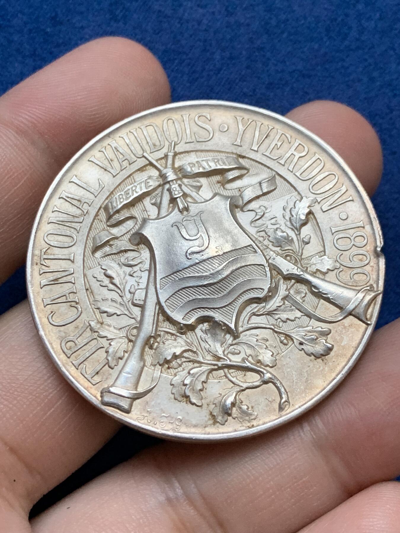 《竞宝斋》第295场- 周日，周一  2场连拍 （全场包邮） JACOT-GUILLARMOD 1899年瑞士沃州射击节银章 直径45mm 重量39g 品种罕见 高点和底光极好！ 边有一小磕