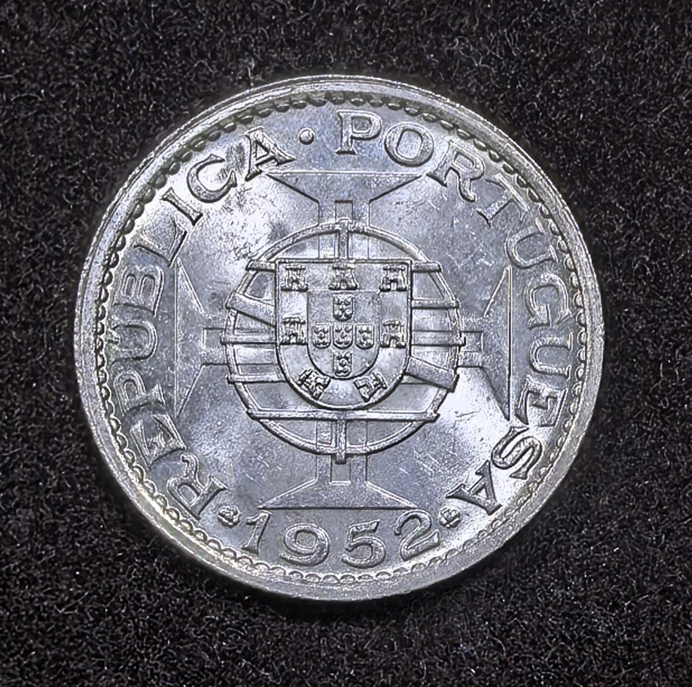 北京马甸外国币专卖微拍第124期，外国金银币专场，陆续上新，欢迎关注 好品相送评可评高分的1952年澳门5元银币