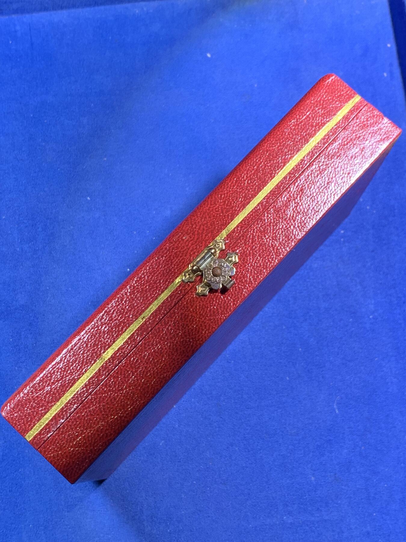 《竞宝斋》第295场- 周日，周一  2场连拍 （全场包邮） 【罕见】马拉维2004年10克瓦查中国台湾省第十一任正副省长就职阿扁与秀莲精制镀金银纪念币两枚一套 盒证全