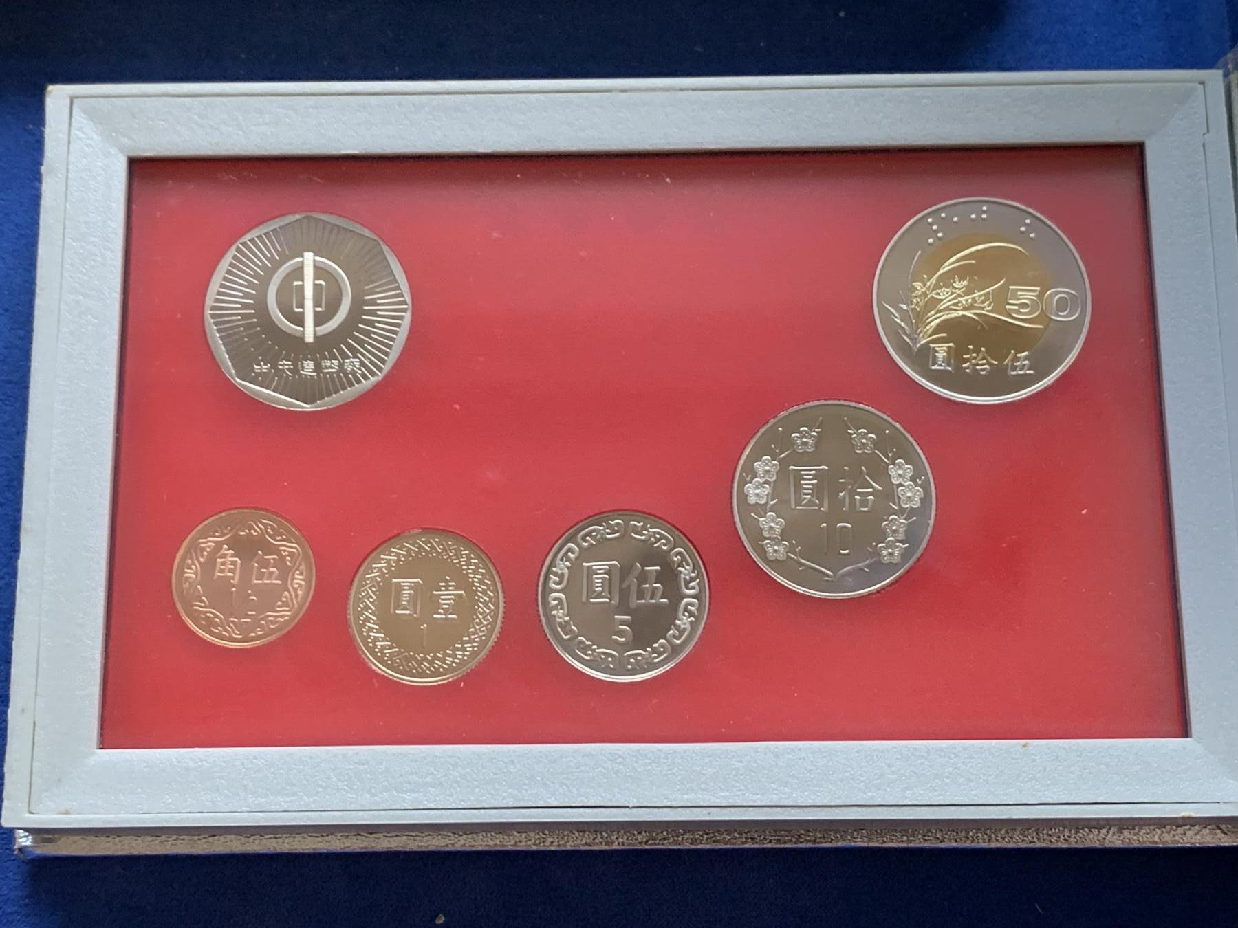 《竞宝斋》第295场- 周日，周一  2场连拍 （全场包邮） 两套一组 1998和1999 中国台湾 精制套币 包装齐全无氧化 均带有精制生肖章 收藏佳品