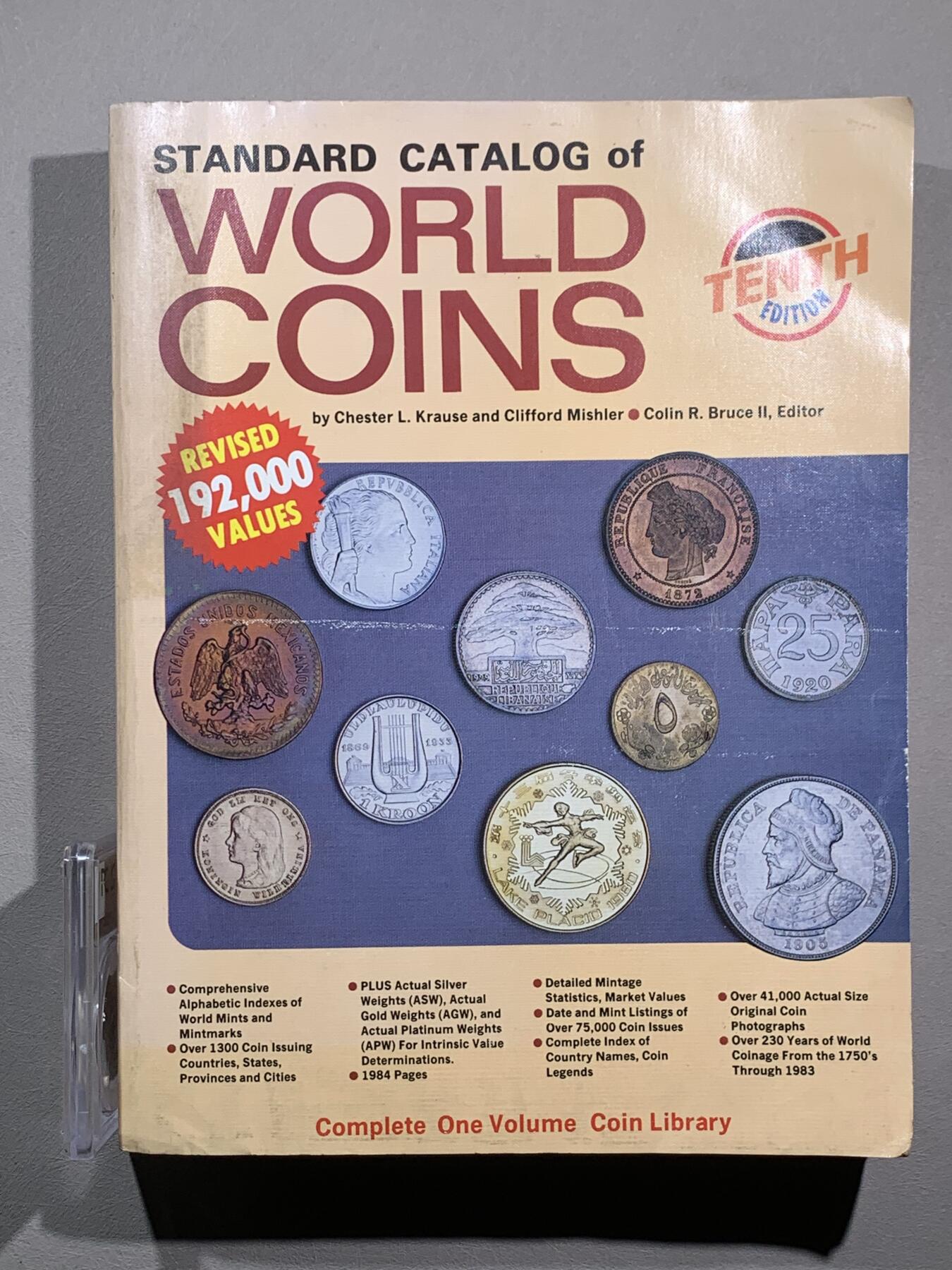 《竞宝斋》第295场- 周日，周一  2场连拍 （全场包邮） 克劳斯世界硬币目录第十版（1984年） 1984页大厚本  收录了自18世纪中期至1983年发行的75000枚以上硬币  内容十分详尽  非常少见