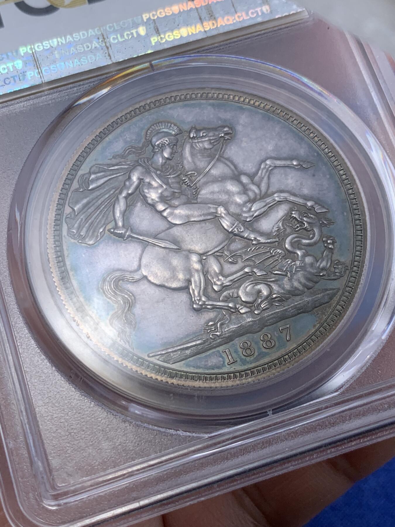 《竞宝斋》第295场- 周日，周一  2场连拍 （全场包邮） PCGS PR62CAM 英国1887年维多利亚1克朗马剑精制银币 蓝汪汪的底板，镜面效果明显，只有1000枚左右，大名誉品，英系资深玩家必备藏品